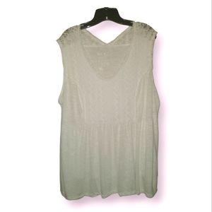 2X Terra & Sky sleeveless white knit top with lave